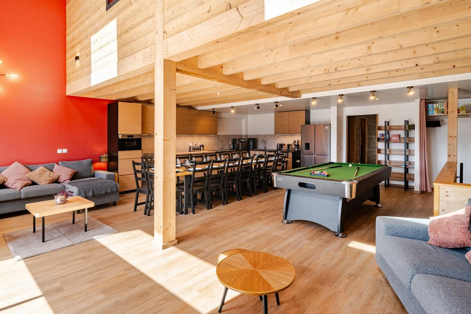 Chalet Quiétude à Font-Romeu : jacuzzi sur la terrasse et séjour avec grande table et billard